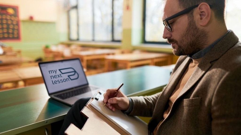 Lehrkraft sitzt am Laptop und plant den Unterricht mit my next lesson