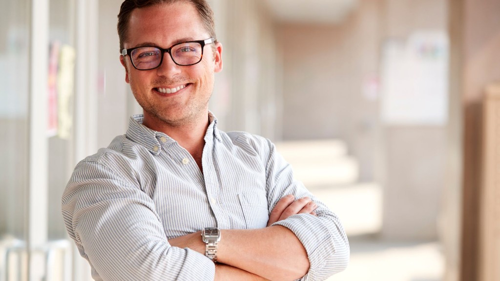 Lächelnder Lehrer mit Brille und gestreiftem Hemd, Arme verschränkt