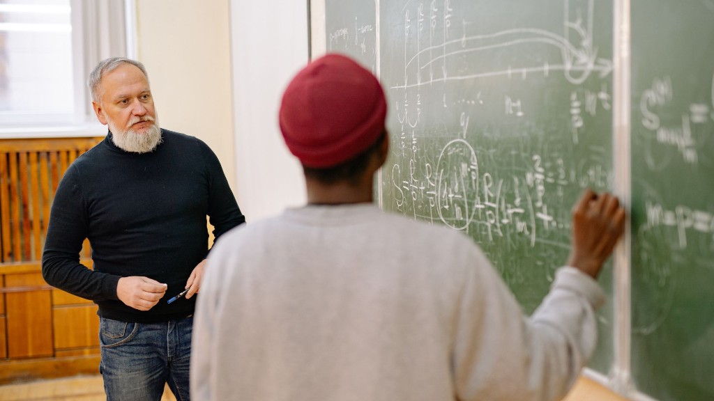 Lehrkraft beobachtet eine Schülerin oder einen Schüler an der Tafel mit mathematischen Formeln